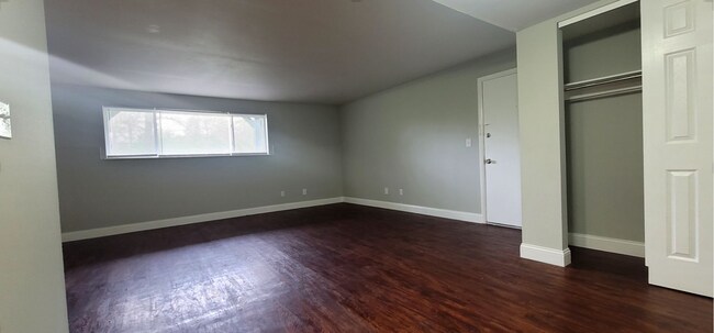 Building Photo - Beautiful Two Bedroom One Bath Apartment Home