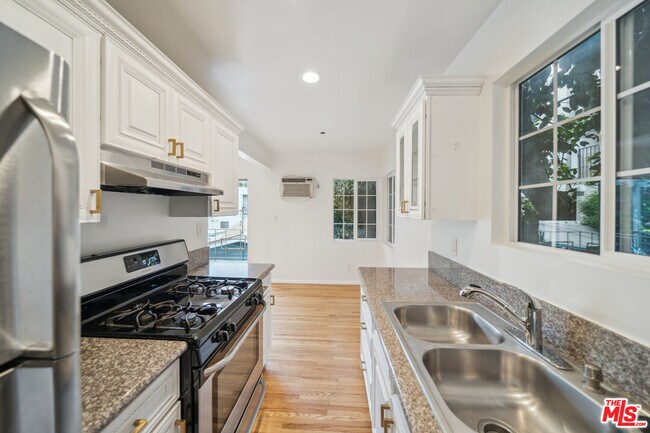 Building Photo - 710 Westmount Dr