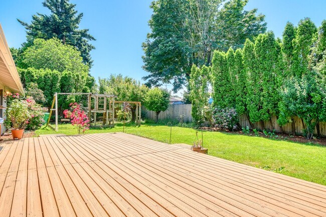 Building Photo - Charming 3 Bed/1 Bath Ranch with Bonus Room