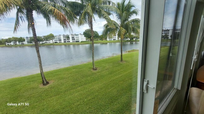 Building Photo - 2044 Yarmouth E