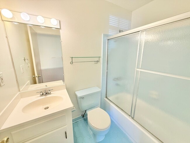 Building Photo - ??Spacious 3-Bedroom Home - Large Lot