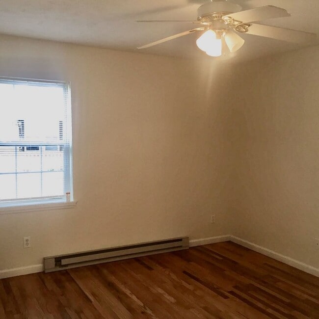 Building Photo - Cottage Close to Downtown Black Mountain