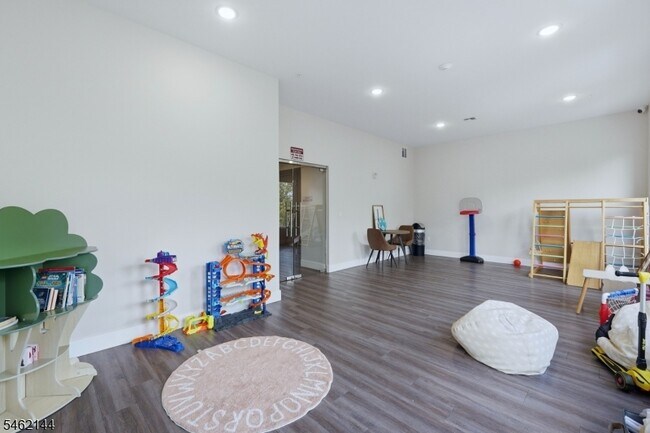 Building Photo - 420 River Dr
