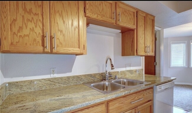 Building Photo - Charming 2 BR 2 Ba Apartment/Condo