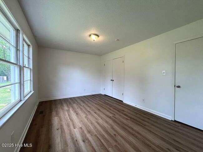 Building Photo - 5205 Dakota Ct