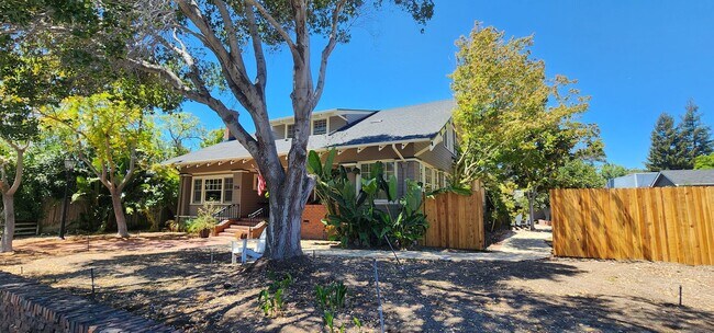 Building Photo - Large Home in heart of downtown yet close to campus and stores