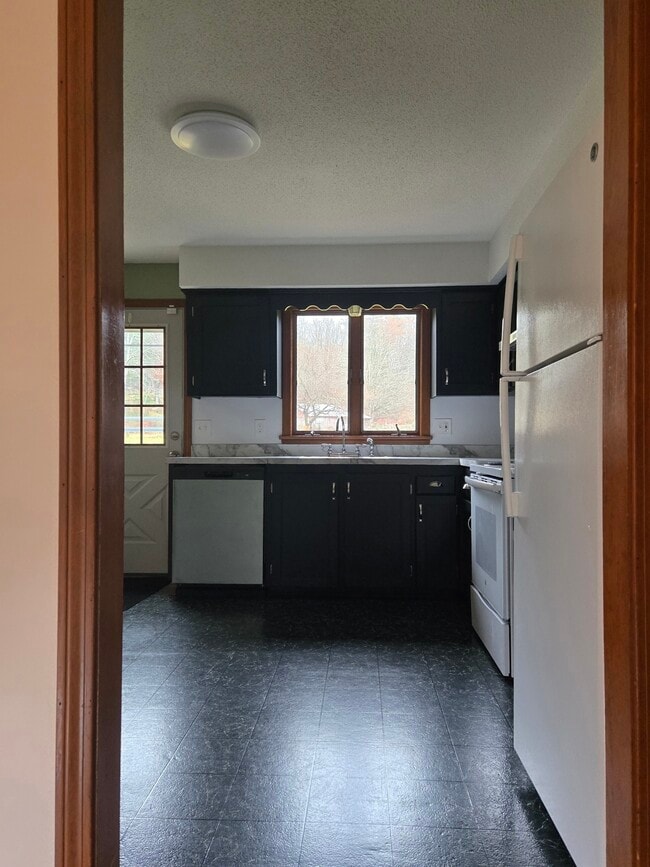 Building Photo - 48 River Rd