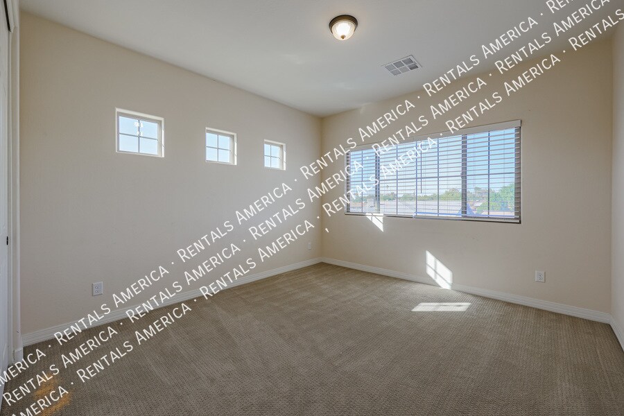 Building Photo - 2322 W Sierra Vista Dr