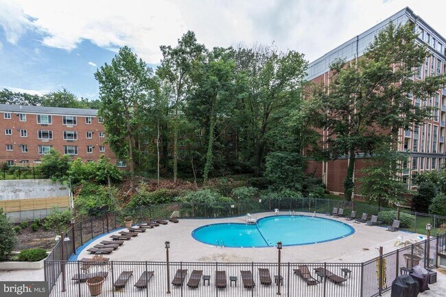 Building Photo - 5300 Columbia Pike