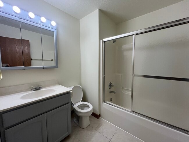 Building Photo - 300-302 W 2nd St