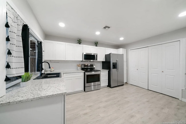 Building Photo - 6519 Spring Manor St