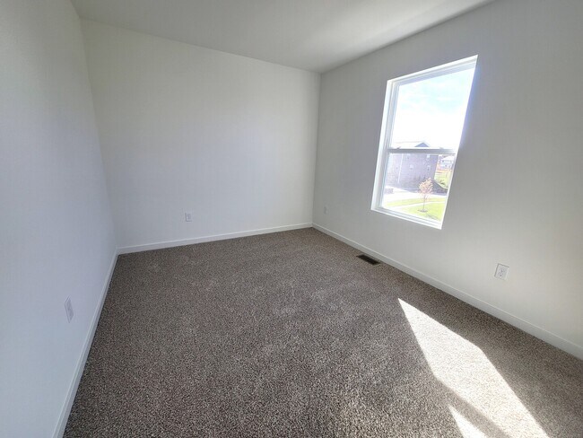 Building Photo - 6550 Linden Trl