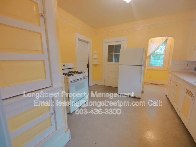 Building Photo - 3338 SE 16th Ave