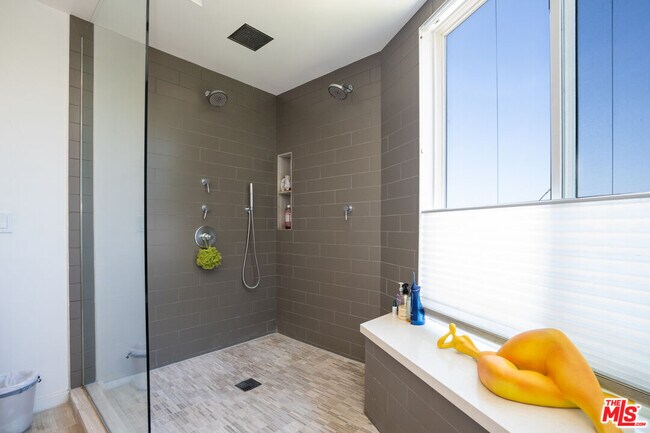 Building Photo - 3865 Buena Park Dr