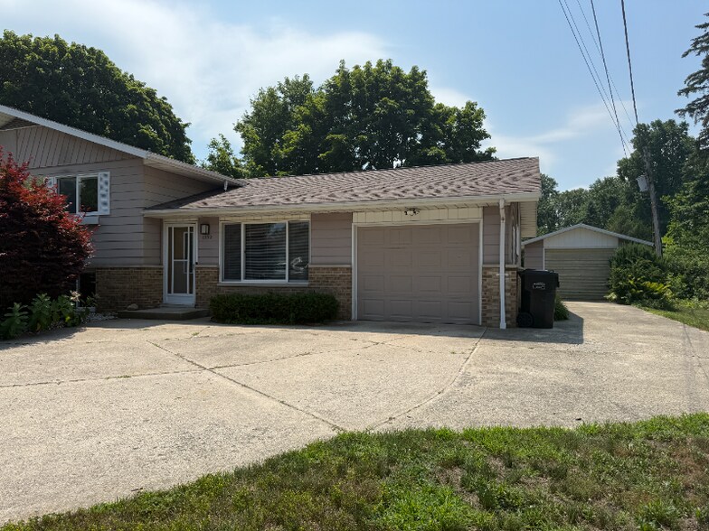 Building Photo - 1332 W Glenlord Rd