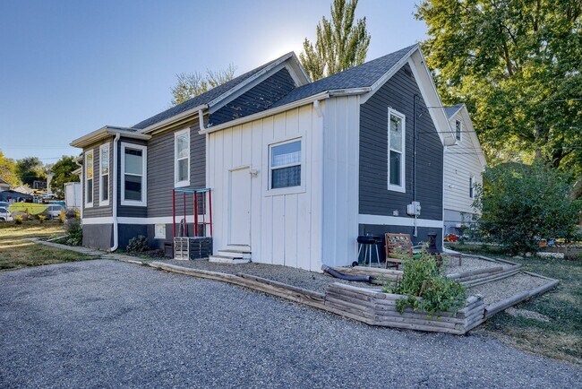 Building Photo - Charming 2 Bedroom Just Minutes from the Old Market!!