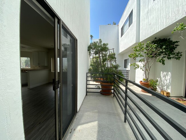Building Photo - 2500 Abbot Kinney Blvd