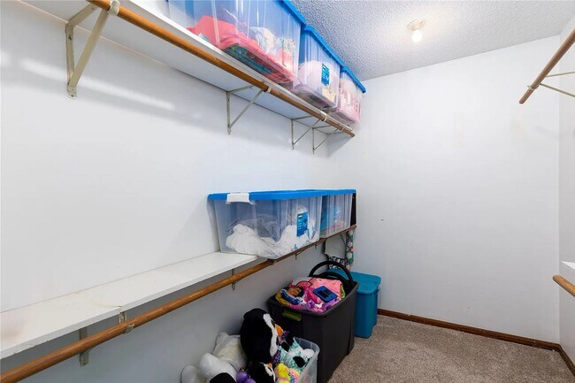 Building Photo - 5-Bedroom, 2-Bath Rental Home in Urbandale...
