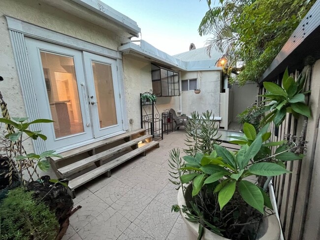 Building Photo - 1001 SE 2nd Ct