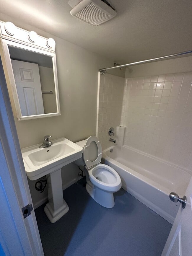 Building Photo - Spacious One Bedroom in Prime Capitol Hill...