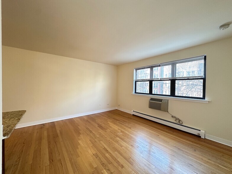 Building Photo - 650 W Wrightwood Ave