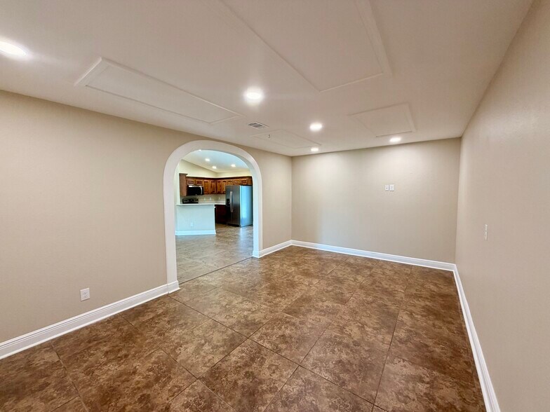Building Photo - 8826 Bluebell St