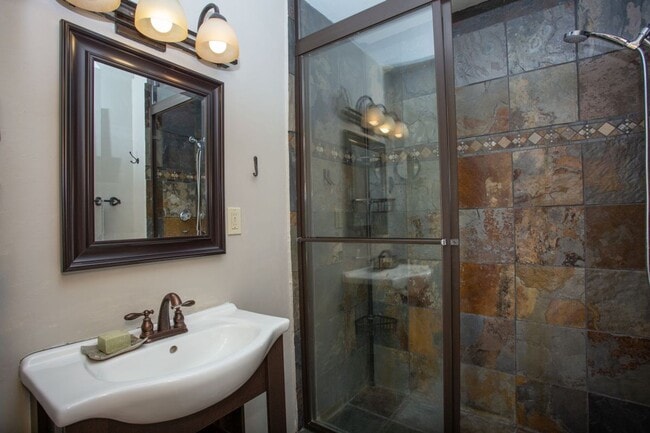 Building Photo - Flexible lease terms! Move in special! Stu...