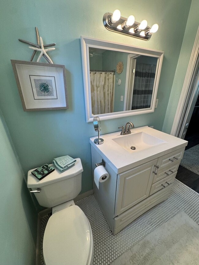 Building Photo - Adorable Garage Apartment Living in the Riverside Community