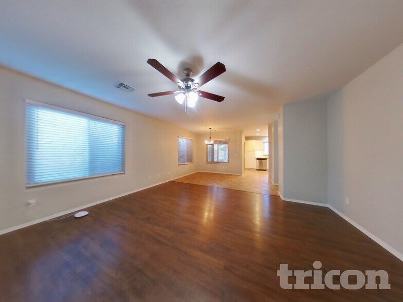 Building Photo - 43738 Elm Dr