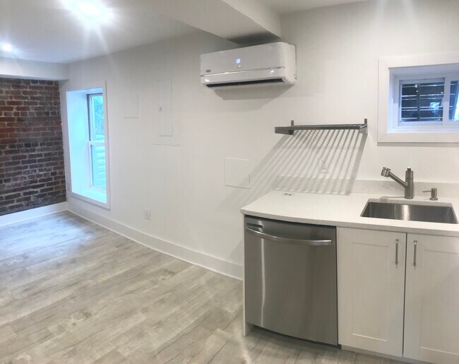 Building Photo - 437 Kenyon St NW