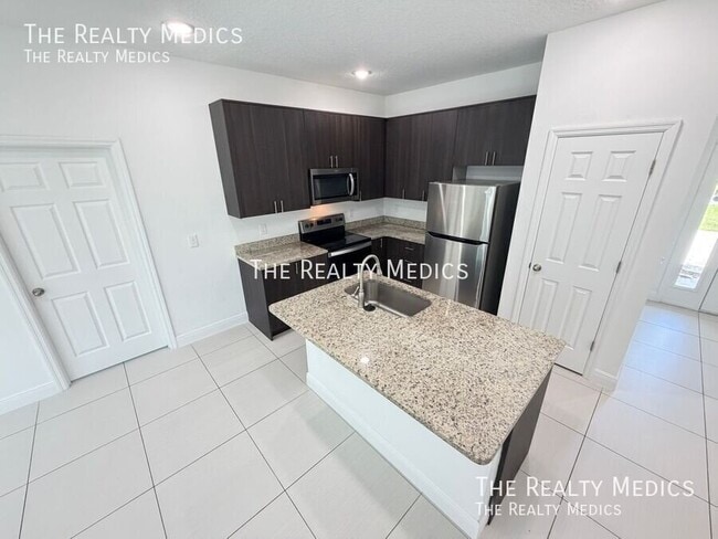Building Photo - 2481 San Filippo Dr SE