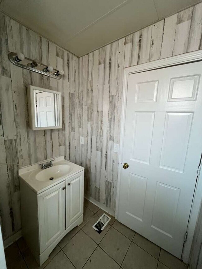 Building Photo - "Charming 2-Bedroom Retreat with Wood Floors with Basement!"