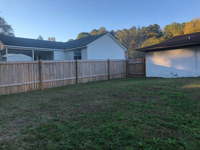 Backyard-fully fenced-double and single gate - 130 Richard Dr
