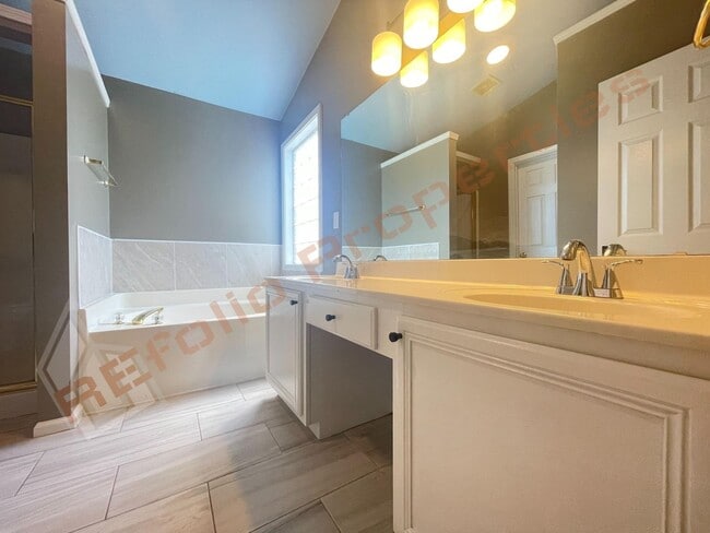 Building Photo - Lovely 4 Bedroom, 2.5 Bath Home w/ 2-Car G...
