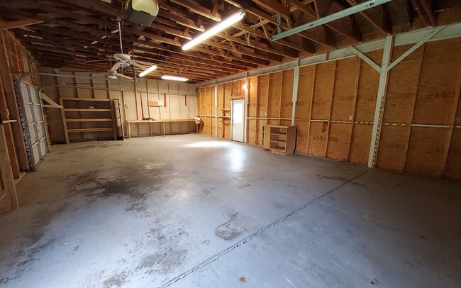 Building Photo - Close to Shopping