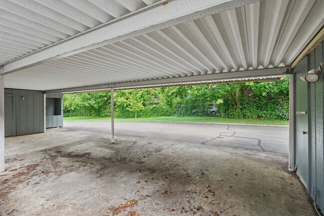 Building Photo - 8300 Sawyer Brown Rd