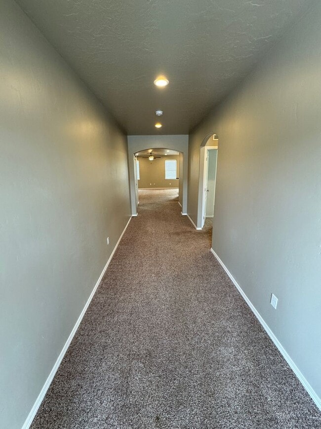 Building Photo - Charming 3-bedroom, 2-bathroom home locate...