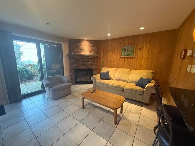 Building Photo - 6 Windsor Hill Way