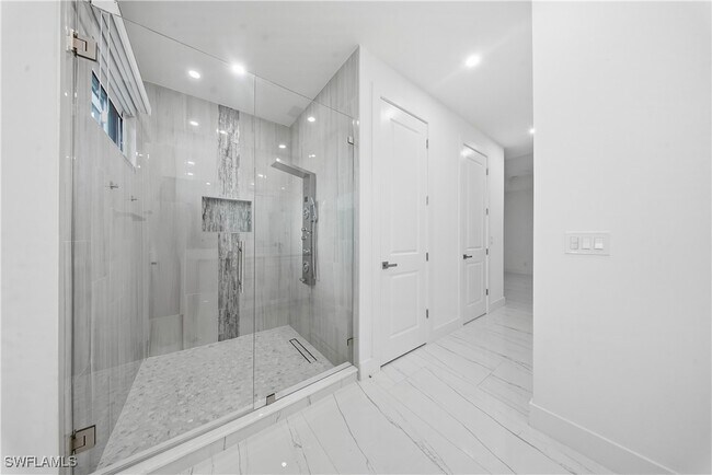 Building Photo - 1124 NE 35th Ln