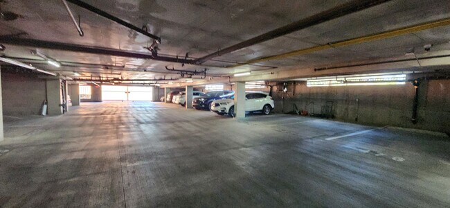 Building Photo - 2 Bedroom recently painted 2nd Floor Condo in Guard Gated Park Avenue!