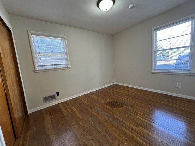 Building Photo - SPACE, CHARM & FLEXIBILITY — ALL IN ONE 3 BED, 1 BATH HOME!