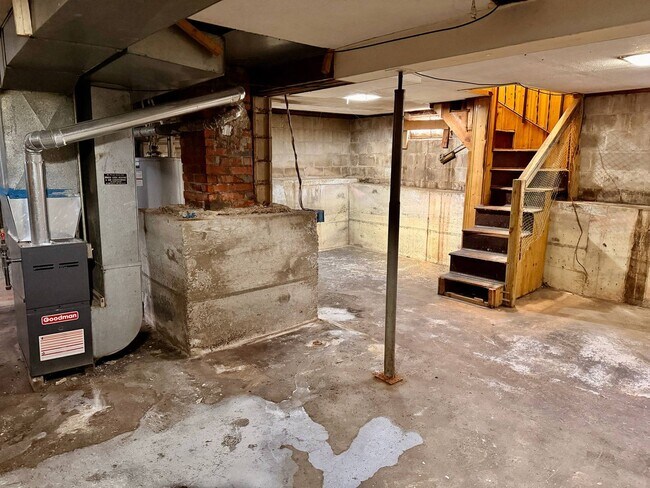 Building Photo - 1325 W 24TH St S