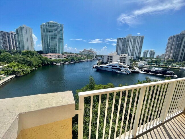 Building Photo - 19999 E Country Club Dr