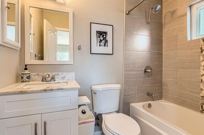 Building Photo - 10815 Lambert Cir