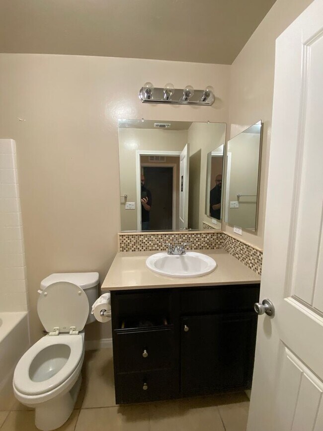 Building Photo - Gorgeous 5 BD 3 BA home available for rent...
