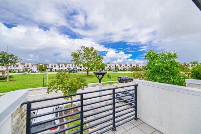 Building Photo - 640 NE 207th St