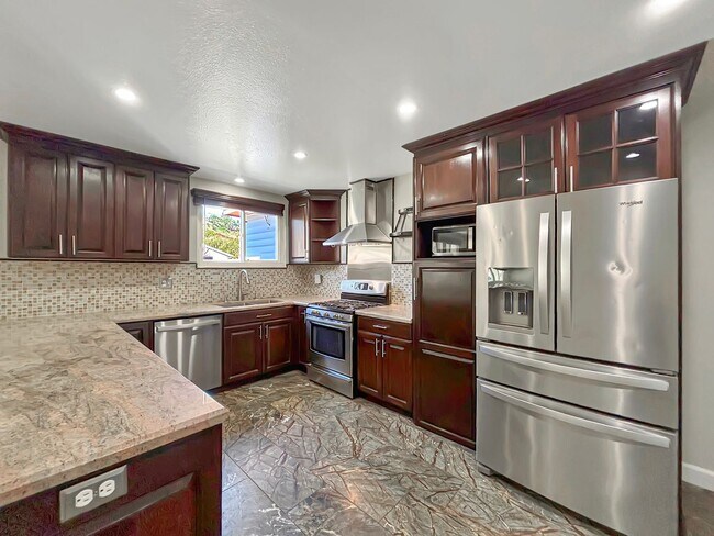 Building Photo - Beautiful 4B/2BA House in Clairemont w/ La...