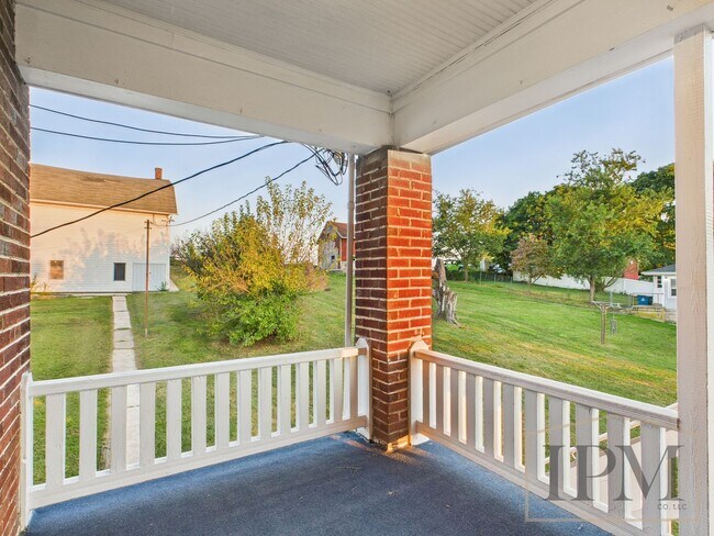 Building Photo - Available Now! Charming 2 Bedroom, 1 Bath ...