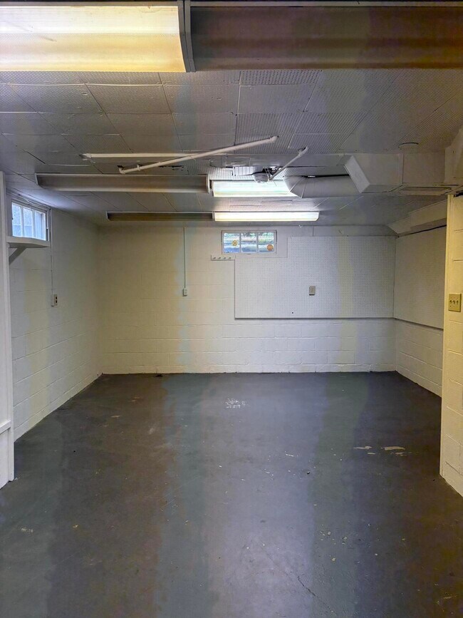 Building Photo - 201 Oak St