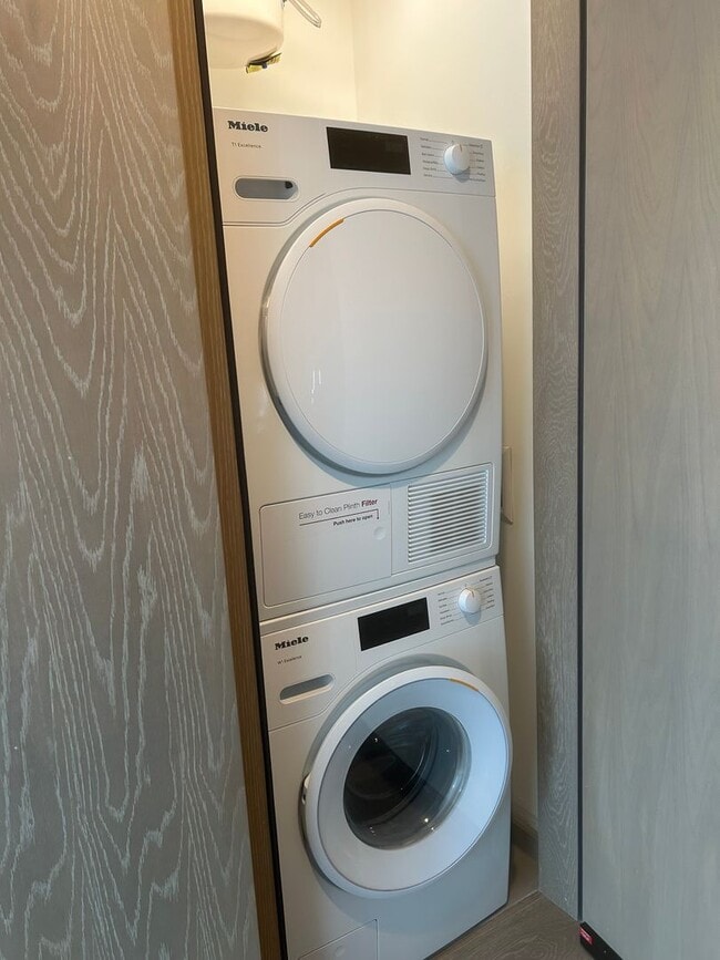 Building Photo - Luxury Unfurnished Studio with 1 Parking